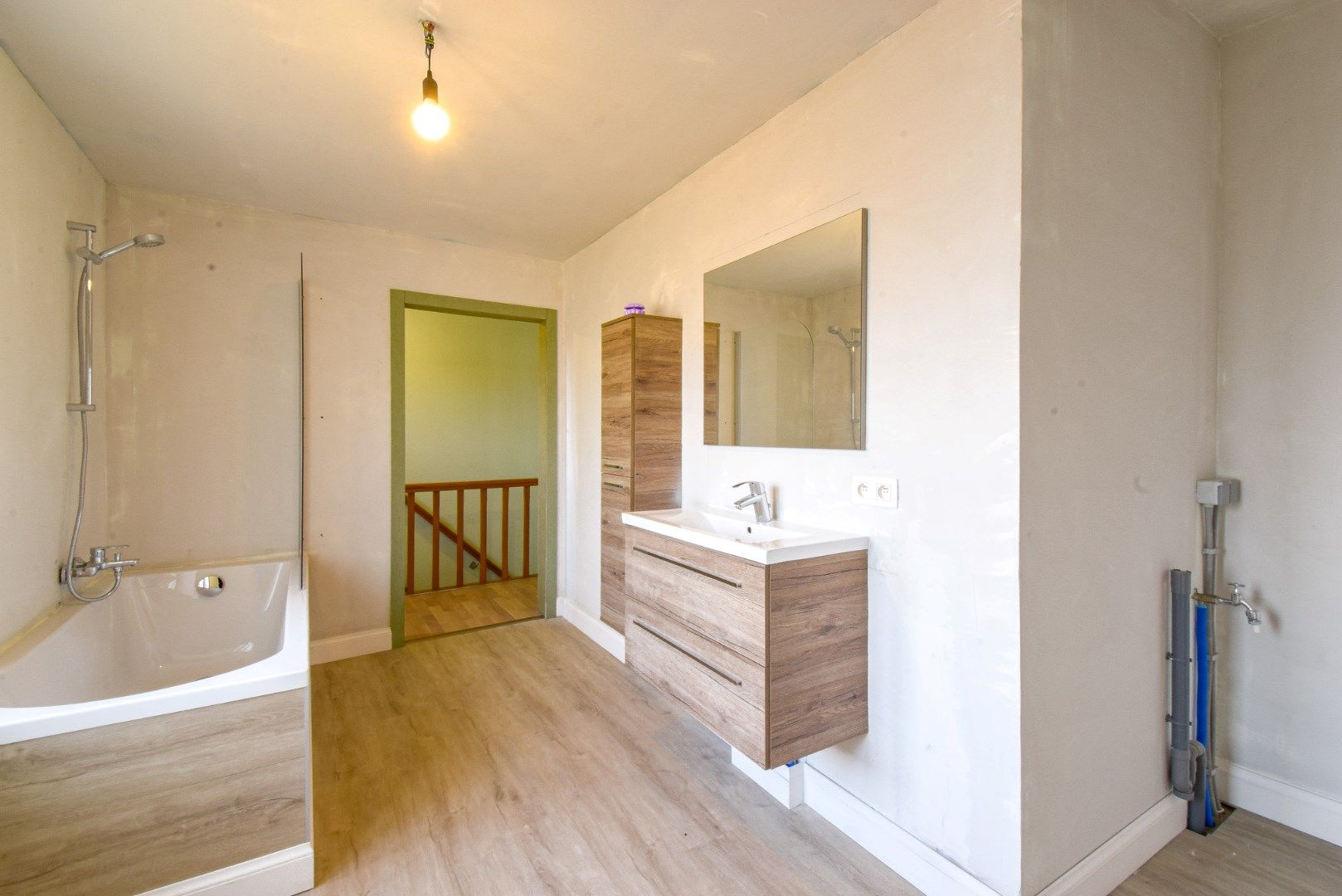 Instapklare gerenoveerde rijwoning in het centrum van Gistel foto 14