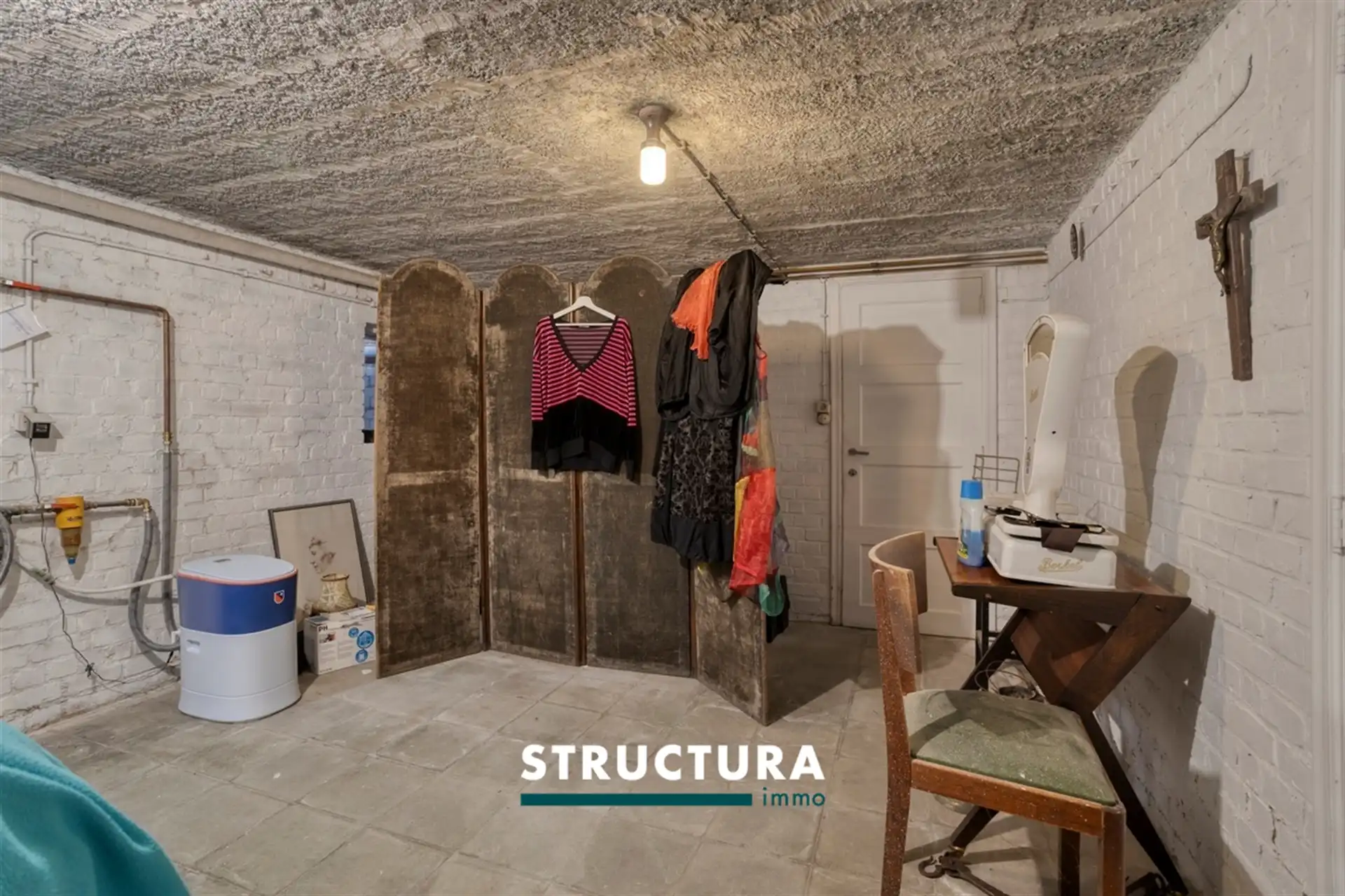 Villa met grote loods, omgeven door groen  foto 28