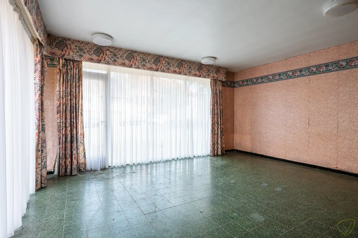 Ruime gezinswoning te koop in Eeklo met 3 slaapkamers met een ruime loods achteraan, die perfect voor een combinatie van comfortabel wonen en werken kan zijn. foto 3