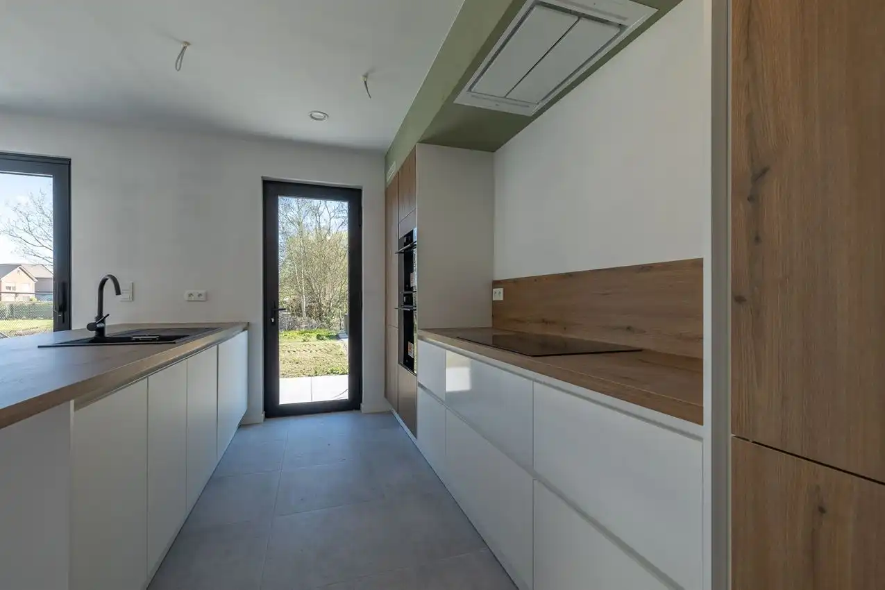 Kwalitatief afgewerkte nieuwbouwwoning met 3 slk. foto 8