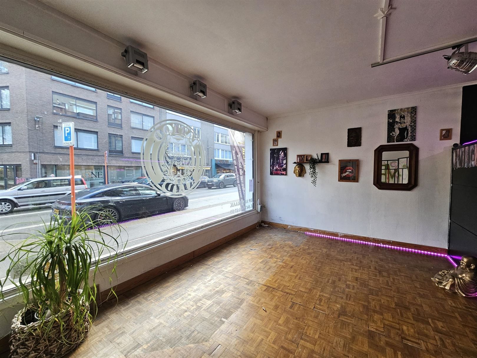 Centraal gelegen winkelpand met woonst en tuin foto 2