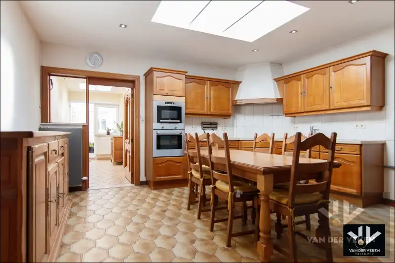 Ruime en goed gelegen te moderniseren rijwoning met gezellige binnekoer, garage en/of atelier foto 6