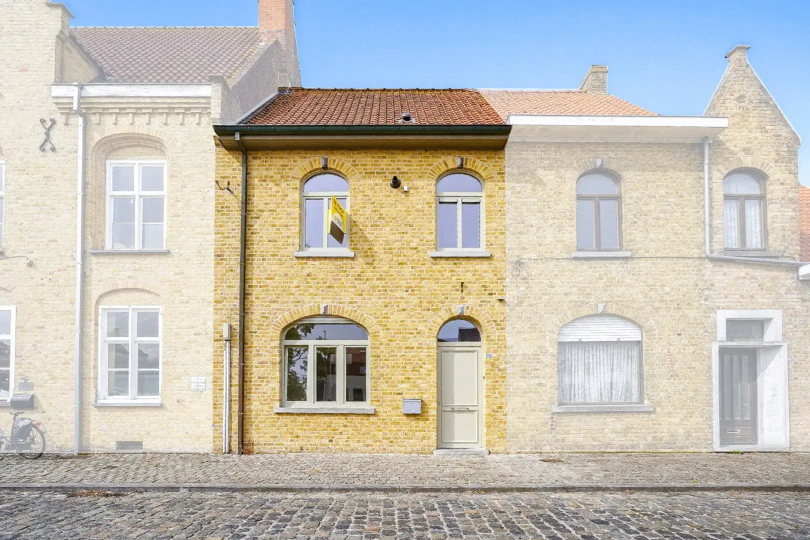 Recent gerenoveerde woning (2026), centraal gelegen aan het marktplein van Merkem! foto 2