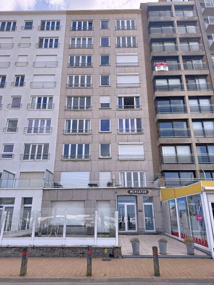 Te renoveren appartement met FRONTAAL ZEEZICHT foto {{pictureIndex}}