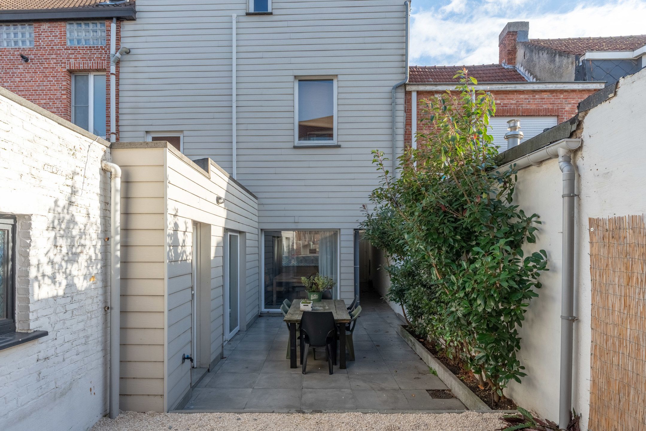 Recent gerenoveerde woning met 4 slpks en zij-ingang! foto 27