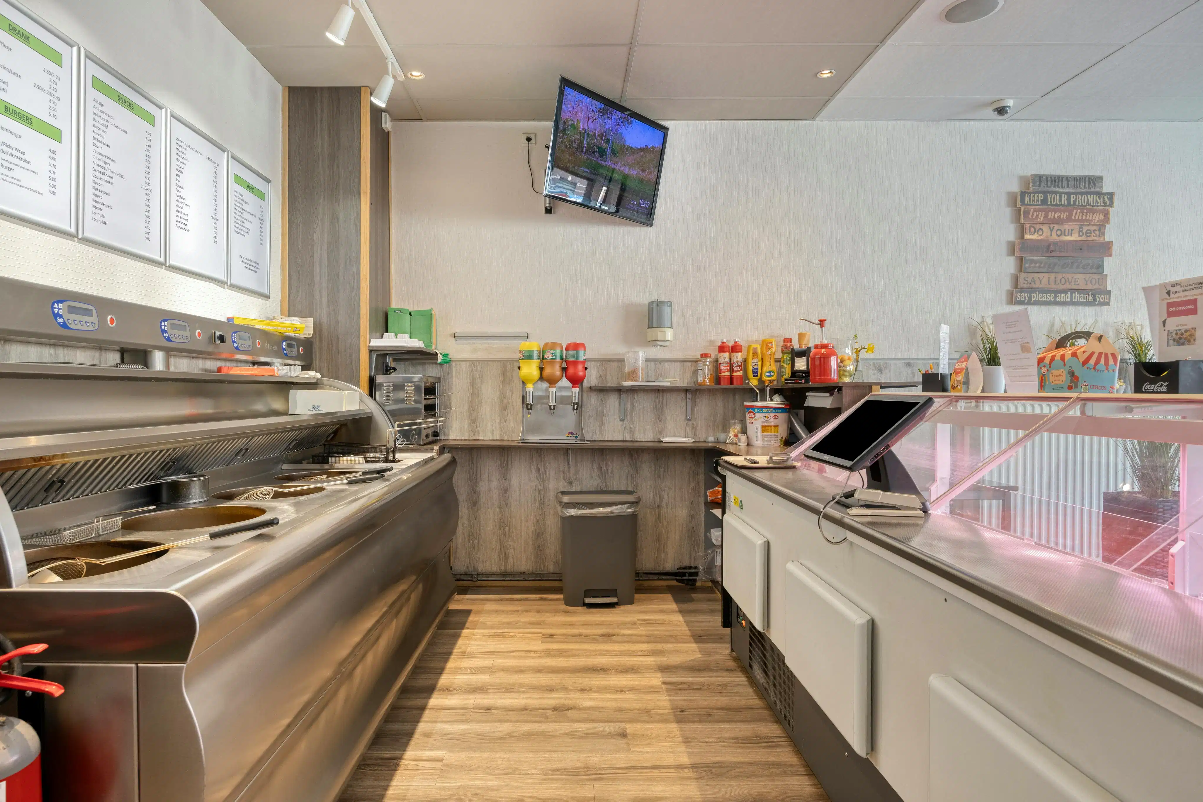 Herenhuis met handelszaak te koop in Kaprijke foto 4