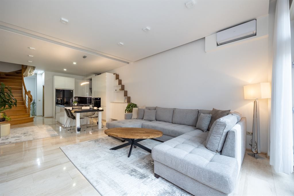 Energiezuinig gerenoveerde woning met garage foto {{pictureIndex}}