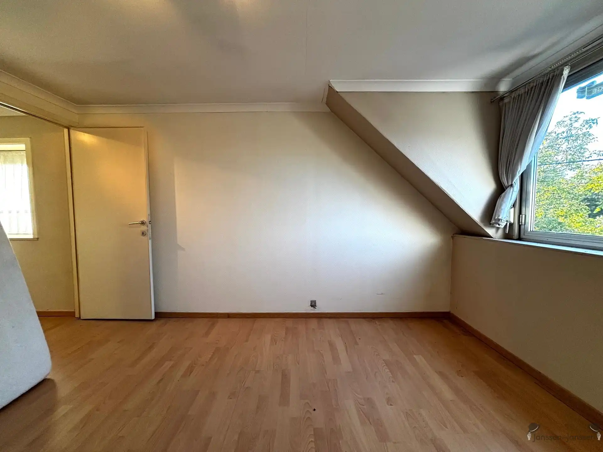 Op te knappen gezinswoning foto 17
