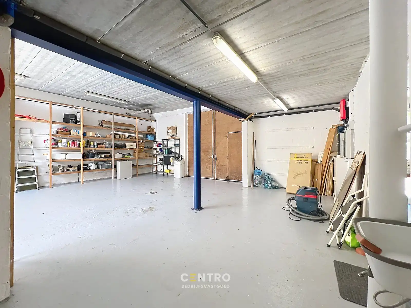 Kantoor met magazijn:  perfecte combinatie van ruimte en functionaliteit met een weelderige tuin (Oostnieuwkerke-Staden)! foto 14