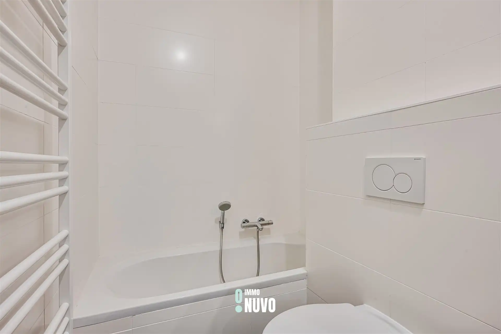 Lichtrijk 2‑slpk appartement in Europese wijk foto 12