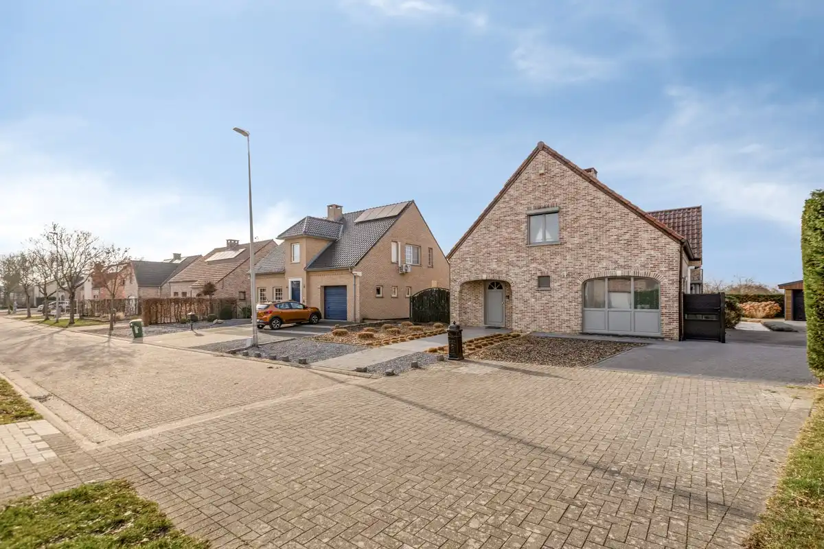 Instapklare villa met 3 slaapkamers, kantoor en garages foto 2