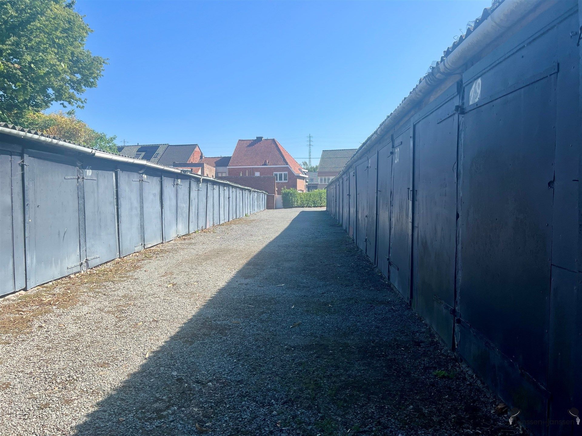 HOB met achterliggende garages foto 17