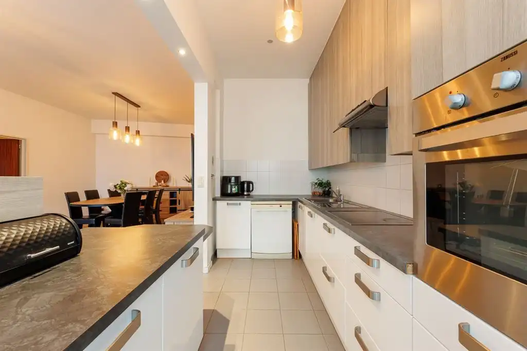 Instapklaar appartement met 3 slaapkamers en veel licht vlak bij het Rivierenhof foto 3