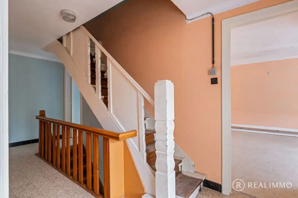 Ruime te renoveren woning met dubbele garage! foto 15
