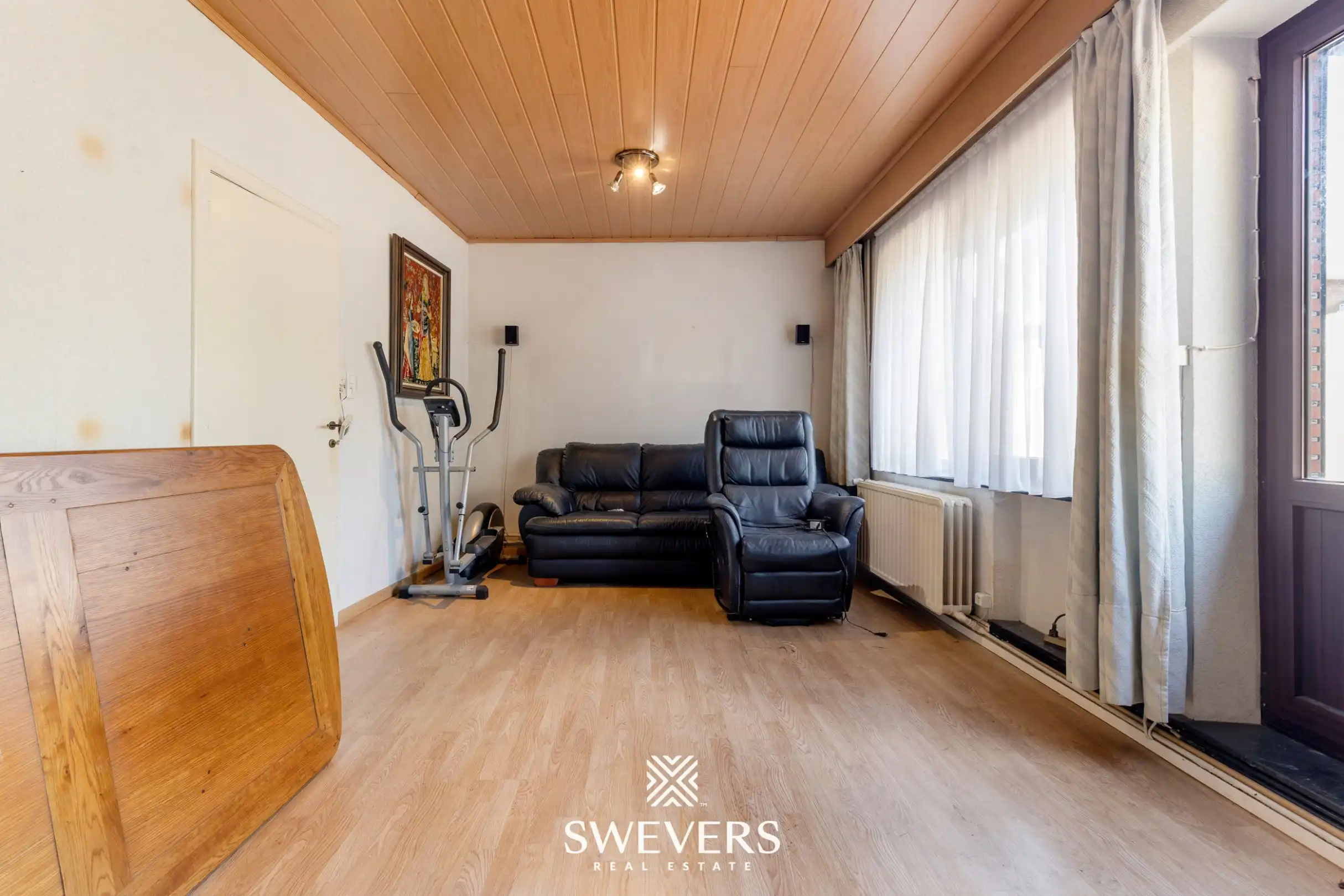 Uitstekend gelegen te renoveren woning met 3 slaapkamers foto 2