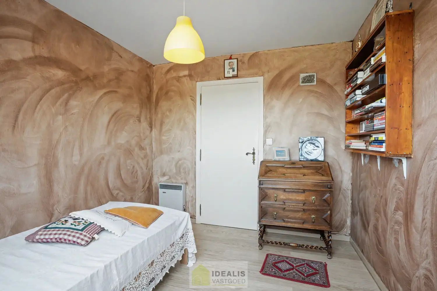 KARAKTERISTIEKE GEZINSWONING OP WANDELAFSTAND VAN HET CENTRUM VAN PEER MET WOONKAMER, GOED UITGERUSTE KEUKEN, BADKAMER, BUREAU, MOGELIJKHEID TOT MAAR LIEFST 4 SLAAPKAMERS EN EEN INPANDIGE GARAGE MET SECTIONALE POORT! - De woning omvat +-204m² bewoonbare oppervlakte en is gelegen op een perceel van +- 9a 46ca (946m²). Zeer geschikt voor kandidaten op zoek naar een centraal gelegen woning met karakter, nog volledig naar smaak op te frissen! foto 10