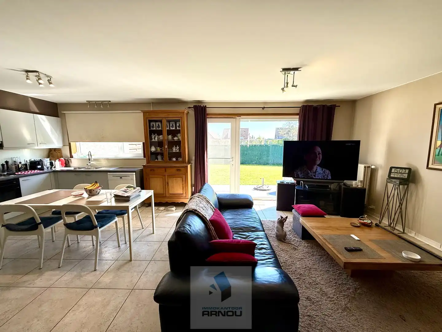 Verzorgde gezinswoning met 3 slaapkamers, gezellige tuin en inpandige garage foto 4