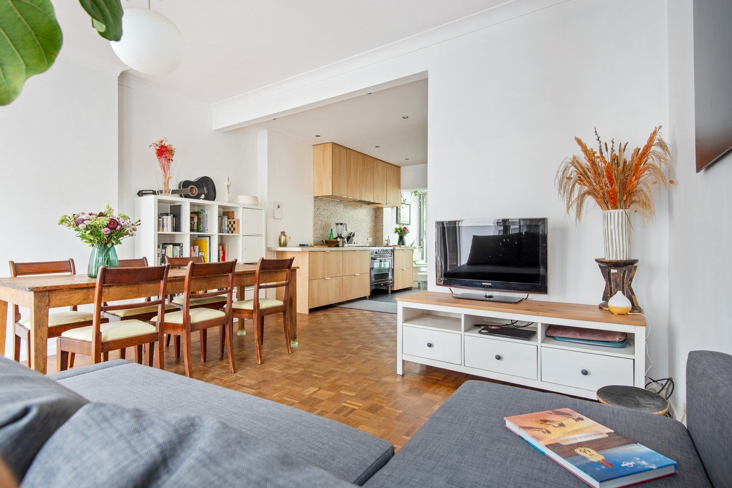 Karaktervol herenhuis met 3 slaapkamers, 2 badkamers, terras en garage. foto 10