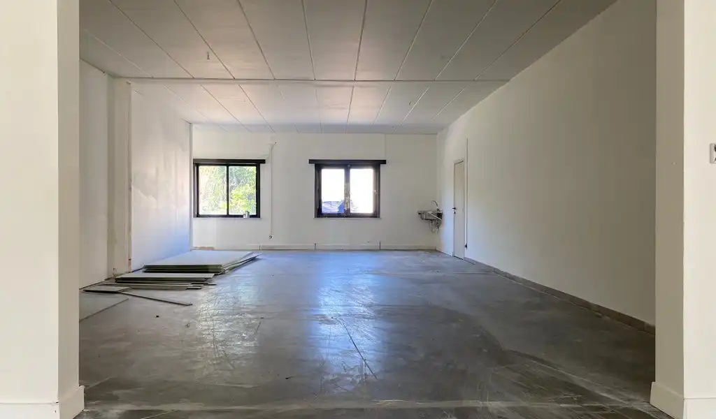 Baanwinkel te huur op zichtlocatie langs N9 in Lievegem foto 9