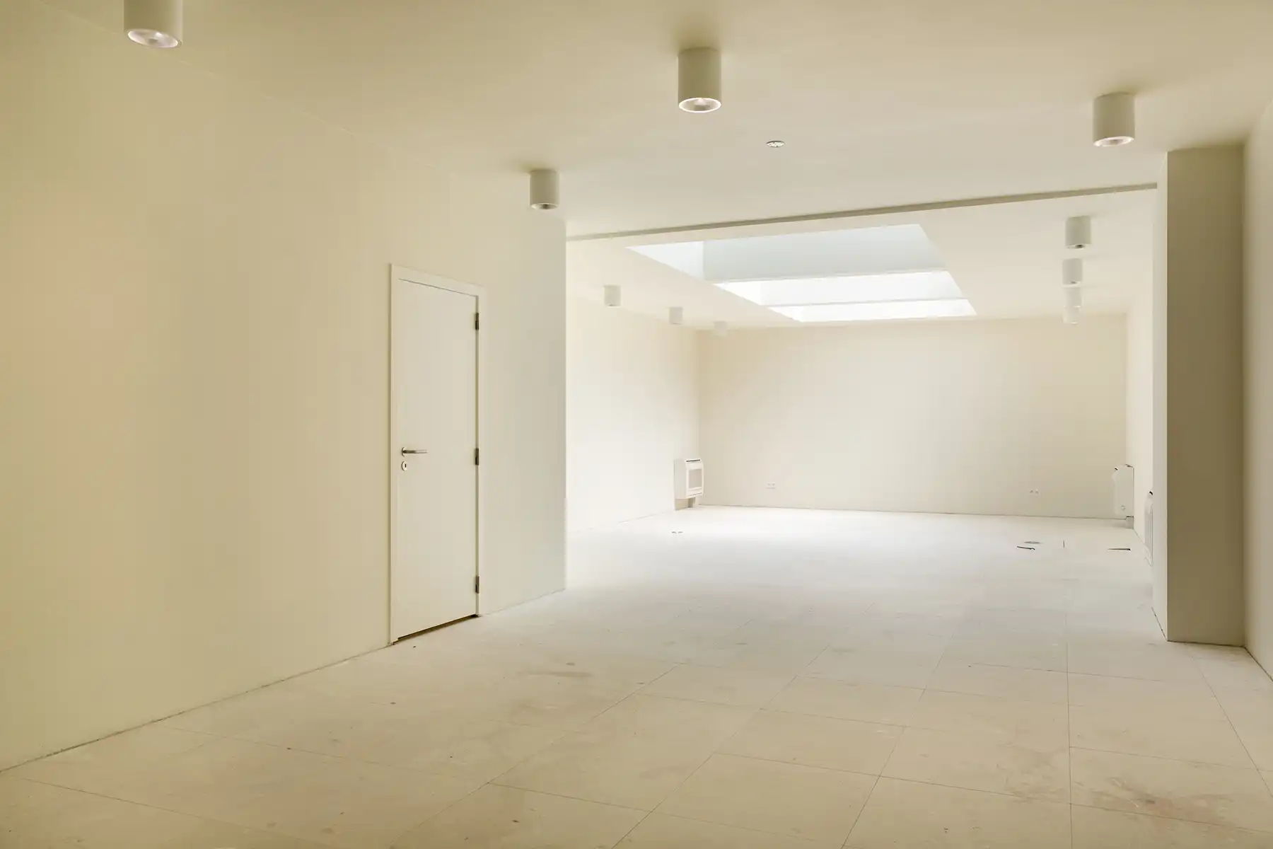 Commerciële Ruimte met Privatieve Kelder en Parking foto 3