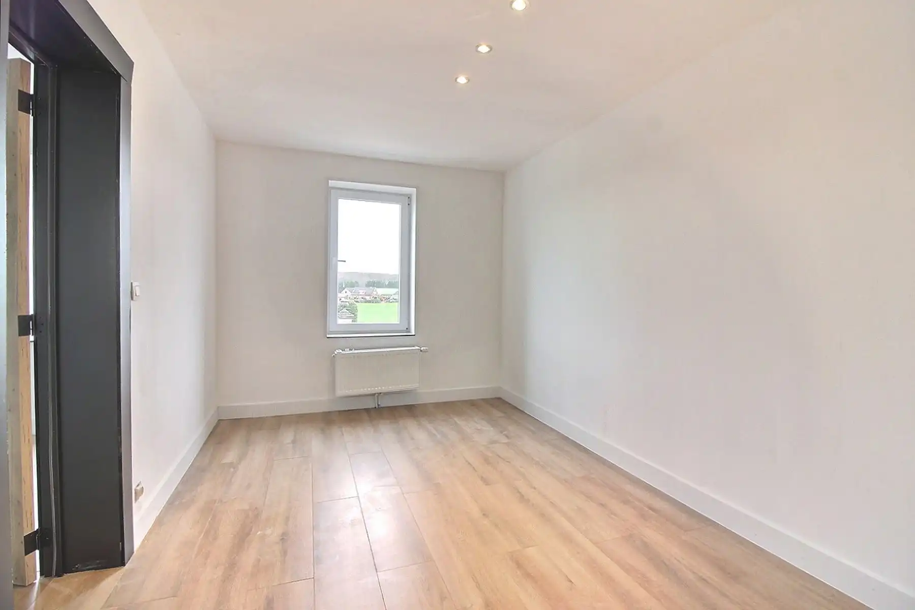 Riante woning met 4 kamers en grote tuin foto 15