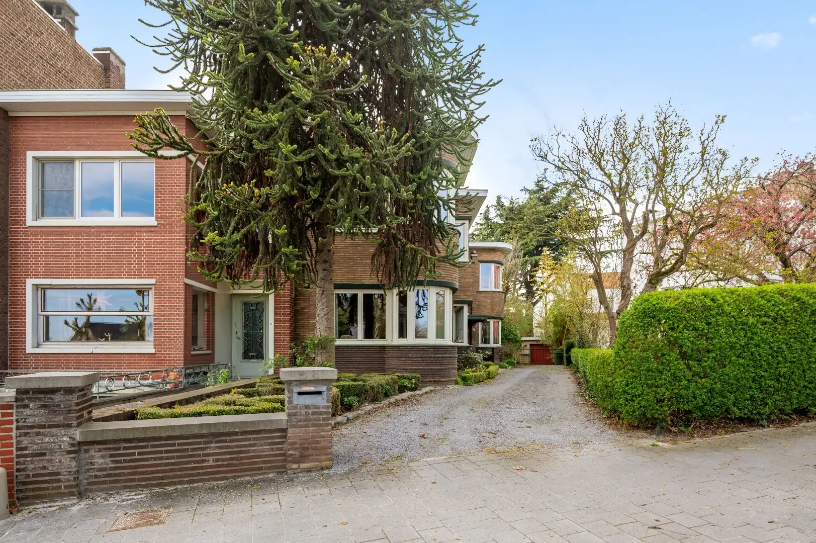 Karaktervolle interbellumwoning met veel ruimte, grote tuin en garage foto 3