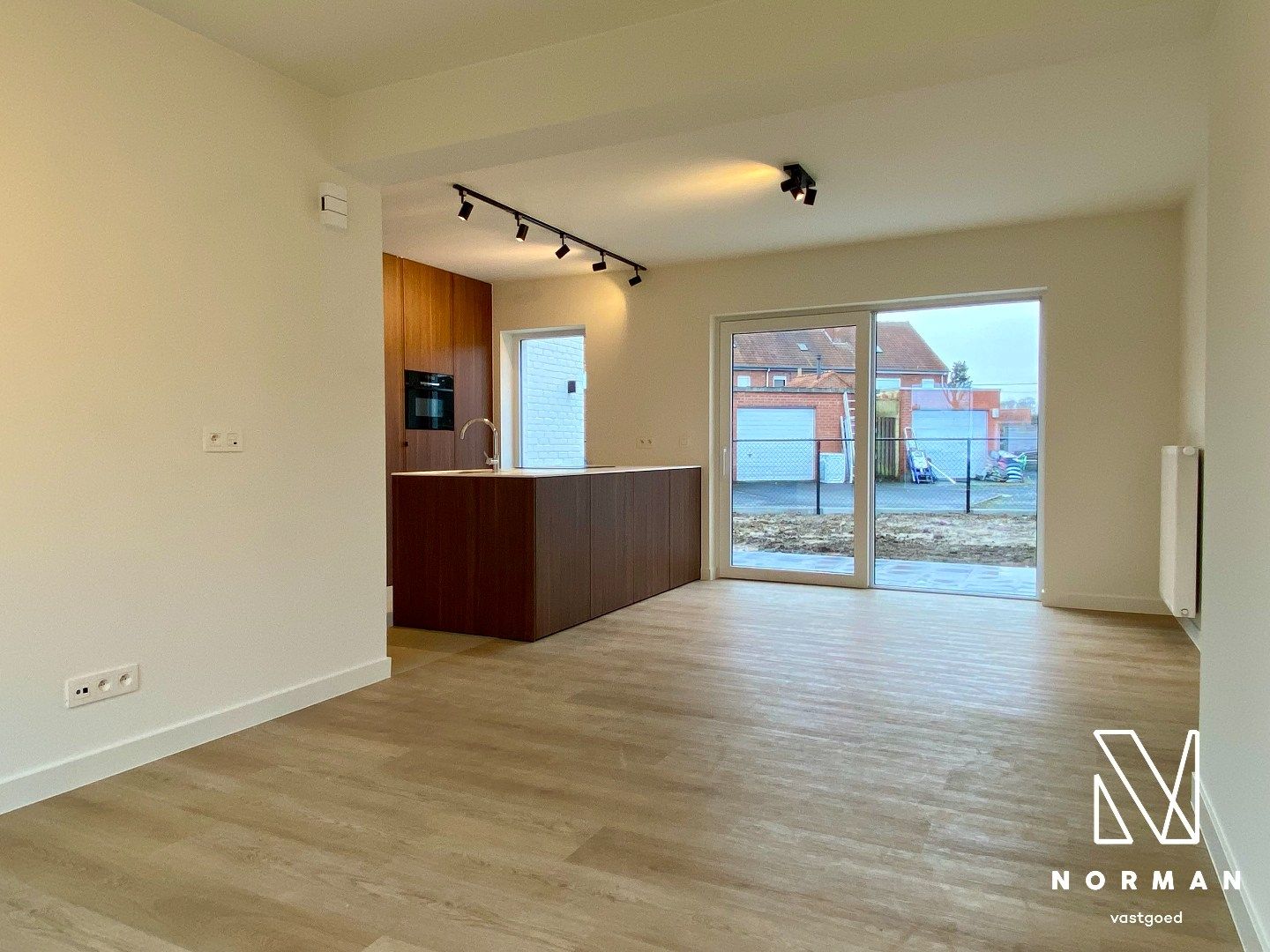 Hedendaags gerenoveerde woning met tuin, garage en 3 slks. foto 2