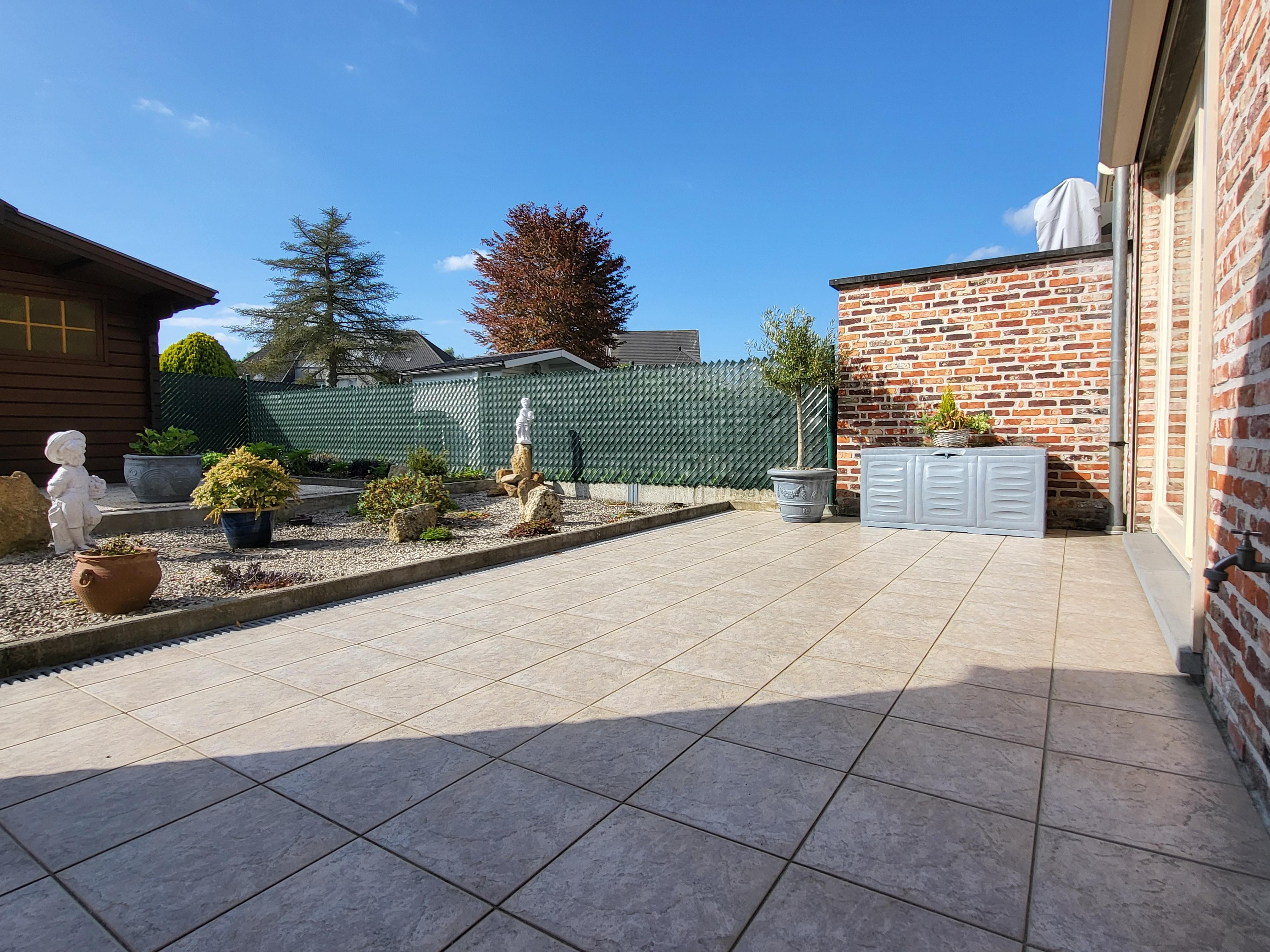 Prachtige halfopen bebouwing van 2001 met zonnige aangelegde tuin, oprit en garage!  foto 6