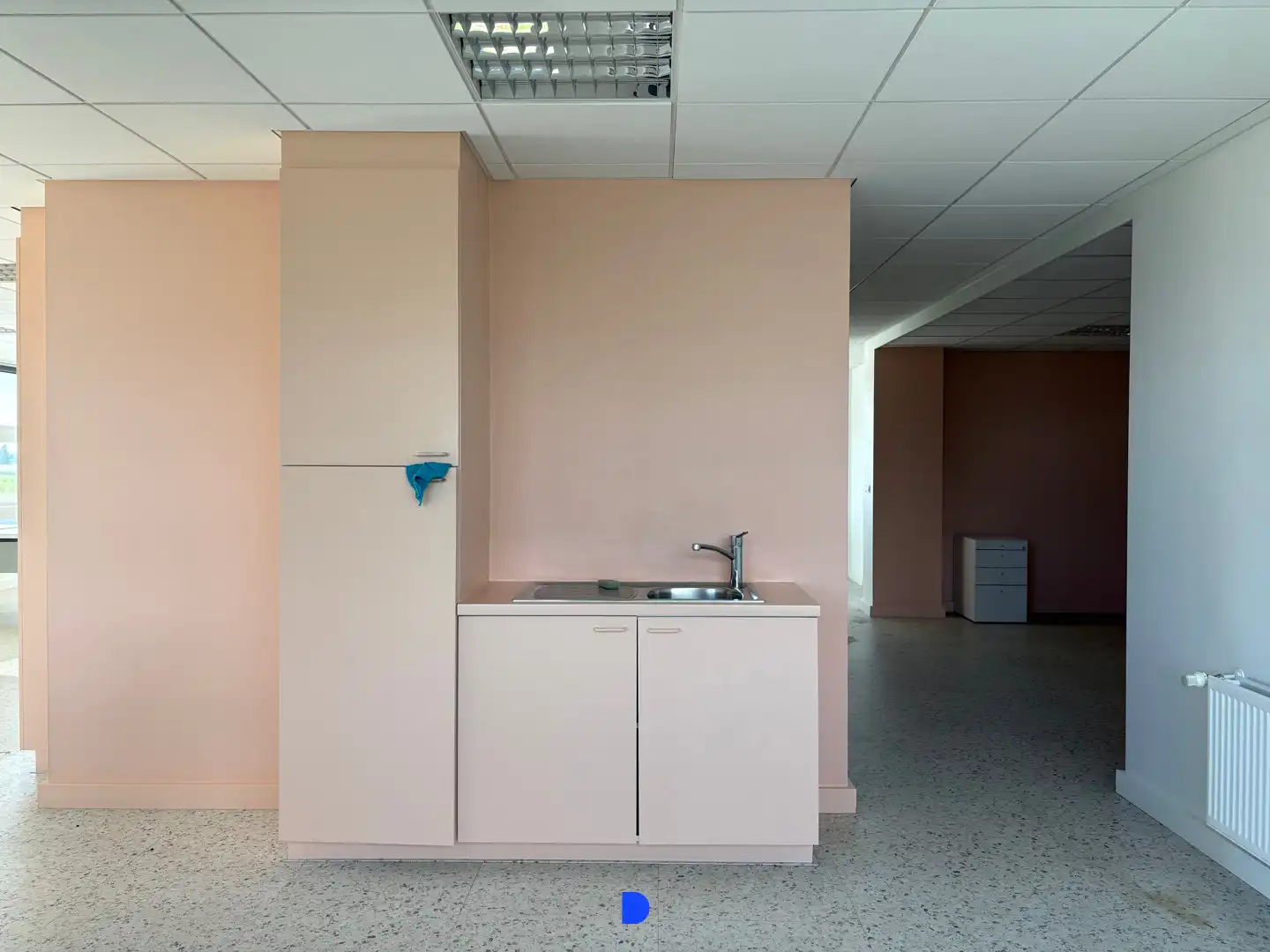 Bedrijfsgebouw op uitstekende zichtlocatie langs de Ring (R32) te Roeselare. foto 10