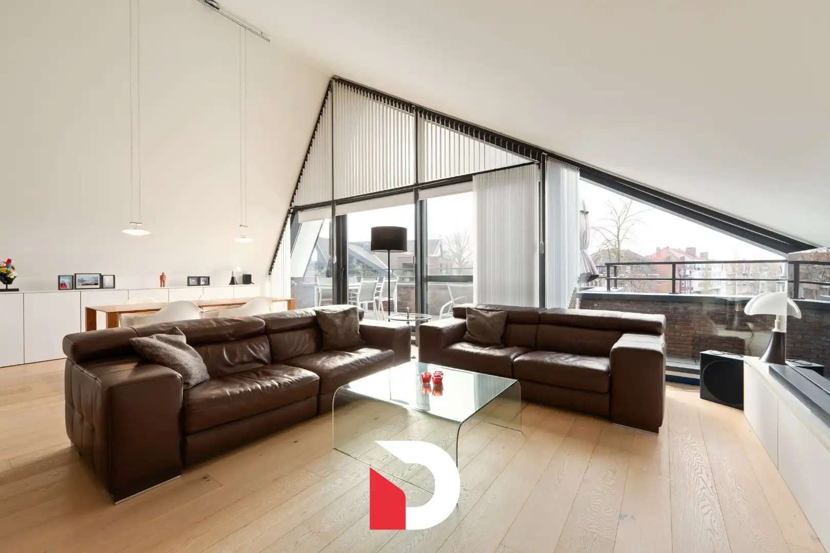 Dakappartement met 3 slk en riant zonneterras te Kristus-Koning foto {{pictureIndex}}