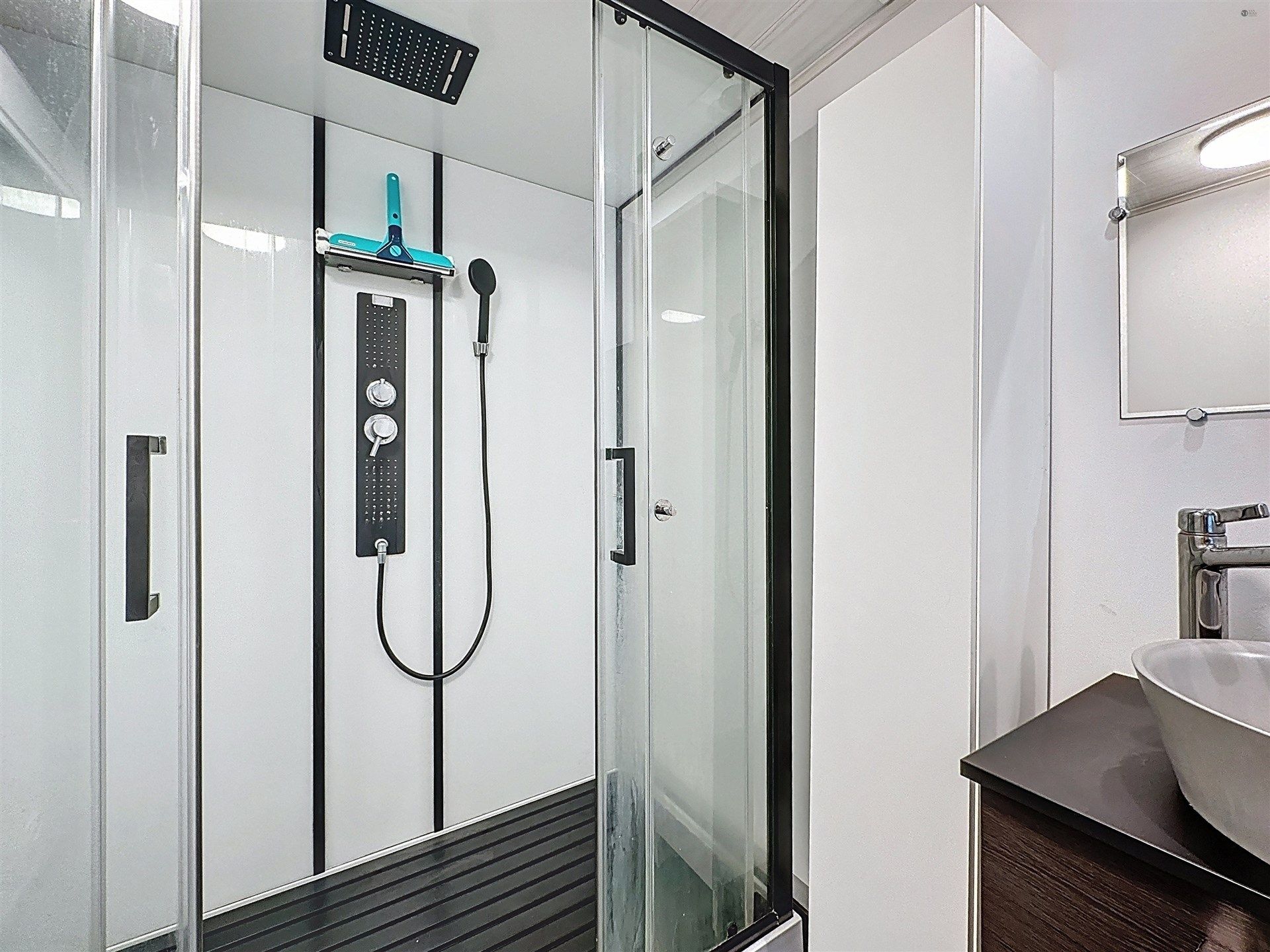 Gezinswoning met 2 slaapkamers, ruim magazijn en halfopen karakter op toplocatie! foto 11