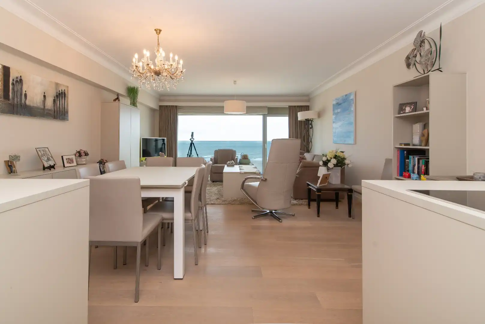 Prachtig gerenoveerd doorloopappartement met 2 slaapkamers foto 2