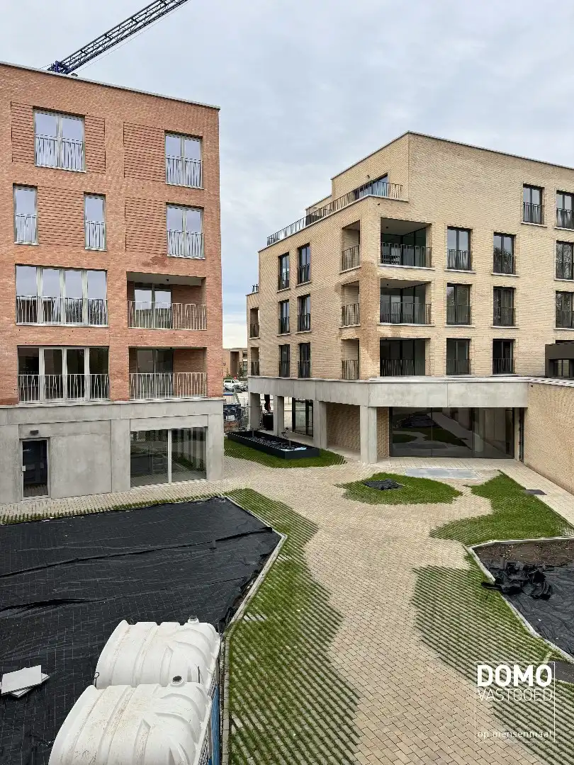 NIEUWBOUWAPPARTEMENT MET 2 SLAAPKAMERS, TERRAS, ONDERGRONDSE AUTOSTANDPLAATS EN KELDERBERGING IN RESIDENTIE "DE KWINT" TE ZONHOVEN foto {{pictureIndex}}