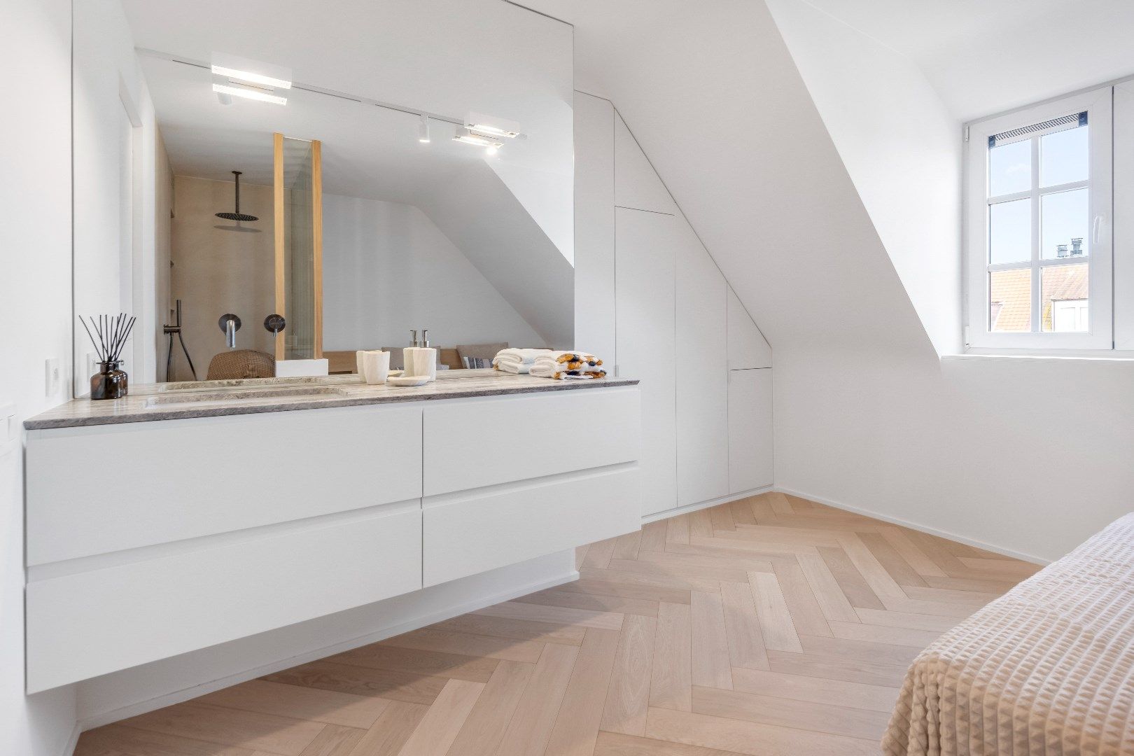 Instapklaar, totaal gerenoveerd doorzon duplex dakappartement met twee zonneterrassen foto 22
