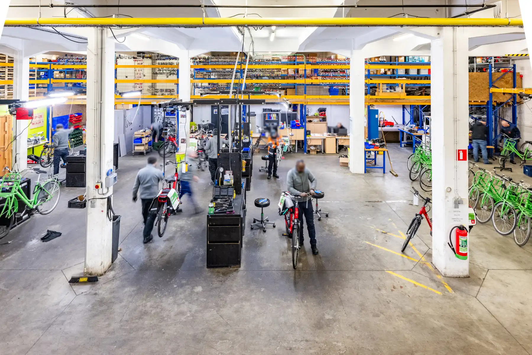 Ruim en veelzijdig bedrijfspand met parking en opslag foto 17