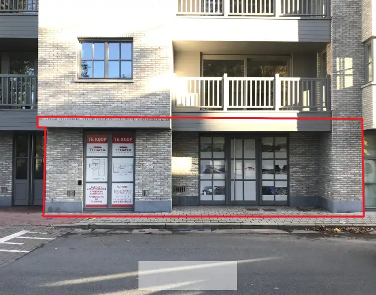 COMMERCIËLE&nbsp;HANDELS-OF KANTOORRUIMTE foto {{pictureIndex}}