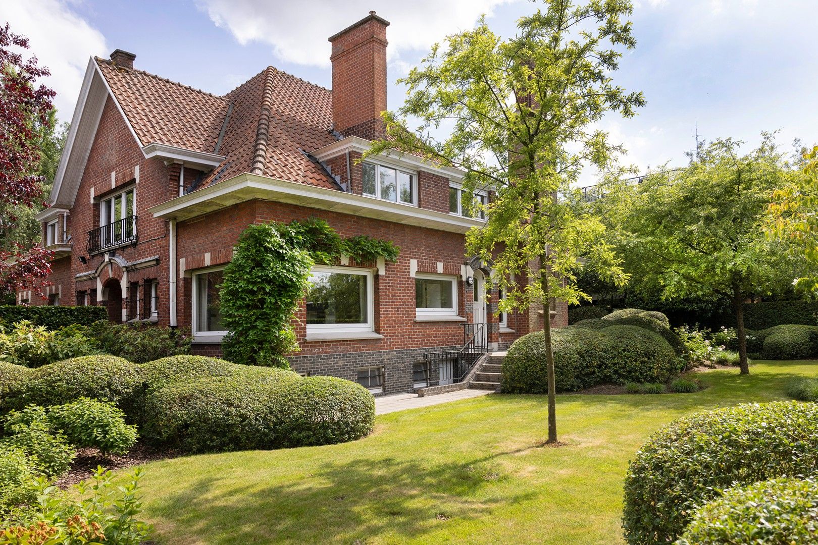 Statige villa met 5 slaapkamers en mooie, volwassen tuin. foto {{pictureIndex}}