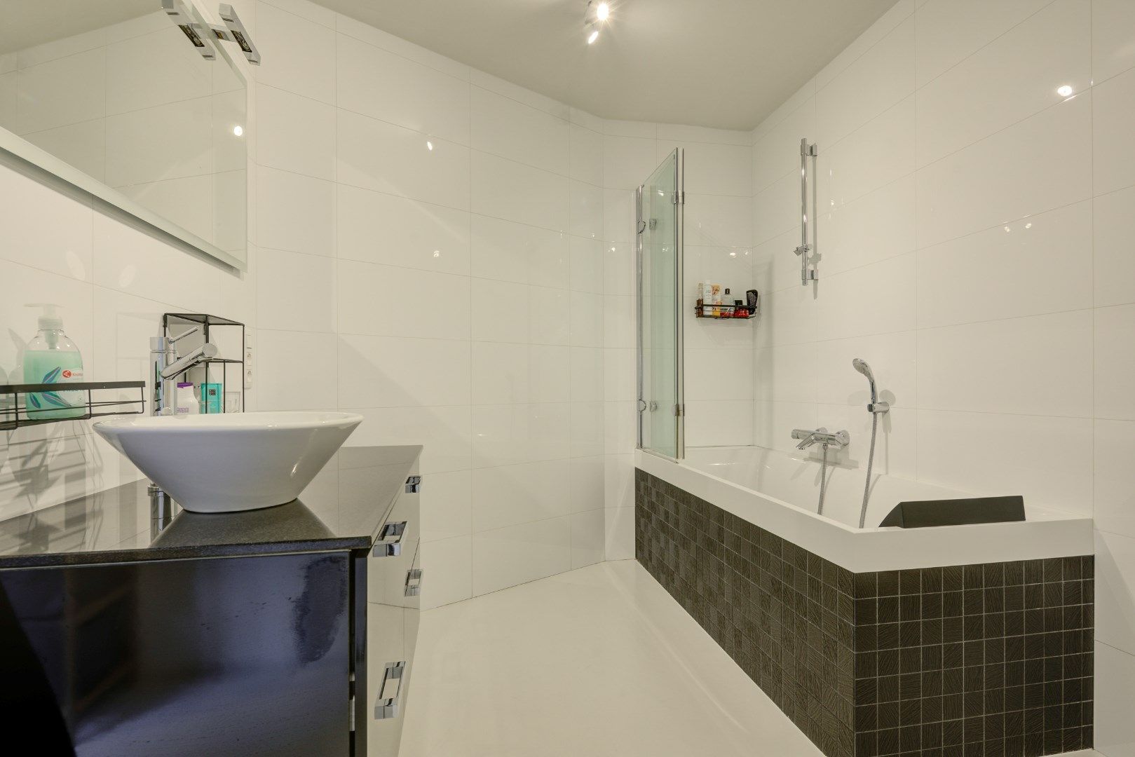 Instapklaar, ruim appartement te koop in centrum van Hamont! foto 14