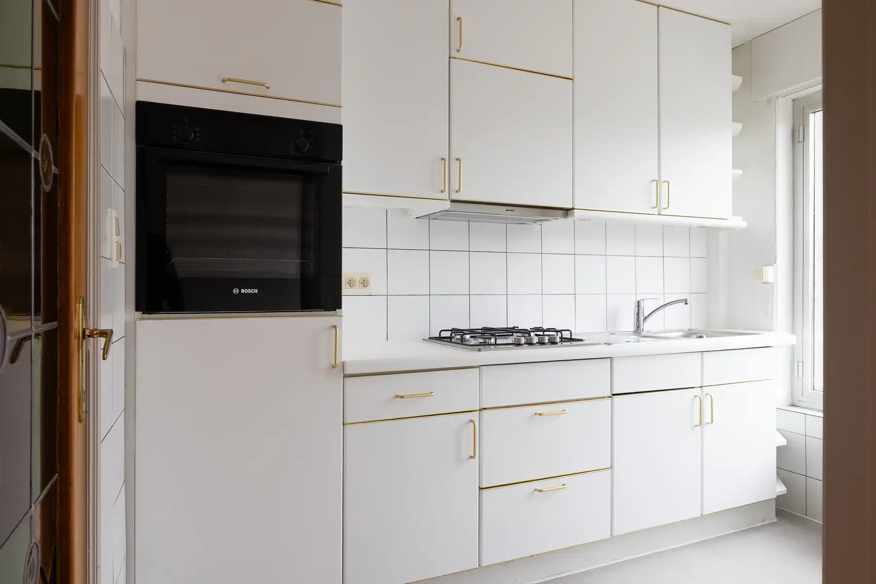 Ruime woning met buitenkoer en garage foto 8