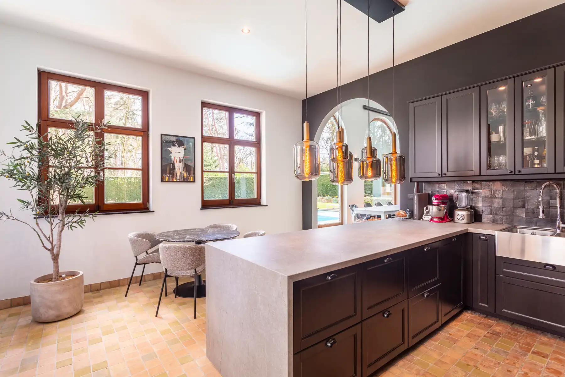 Instapklare villa met zwembad door groen omgeven foto 10