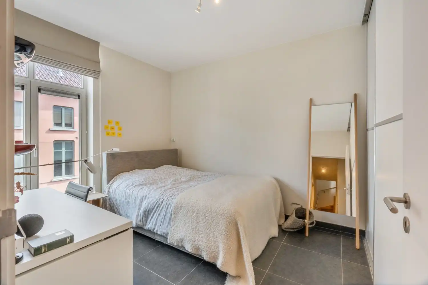 Goed gelegen en lichtrijk appartement met 2 slaapkamers, een terras en een autostaanplaats te centrum Leuven! foto 11