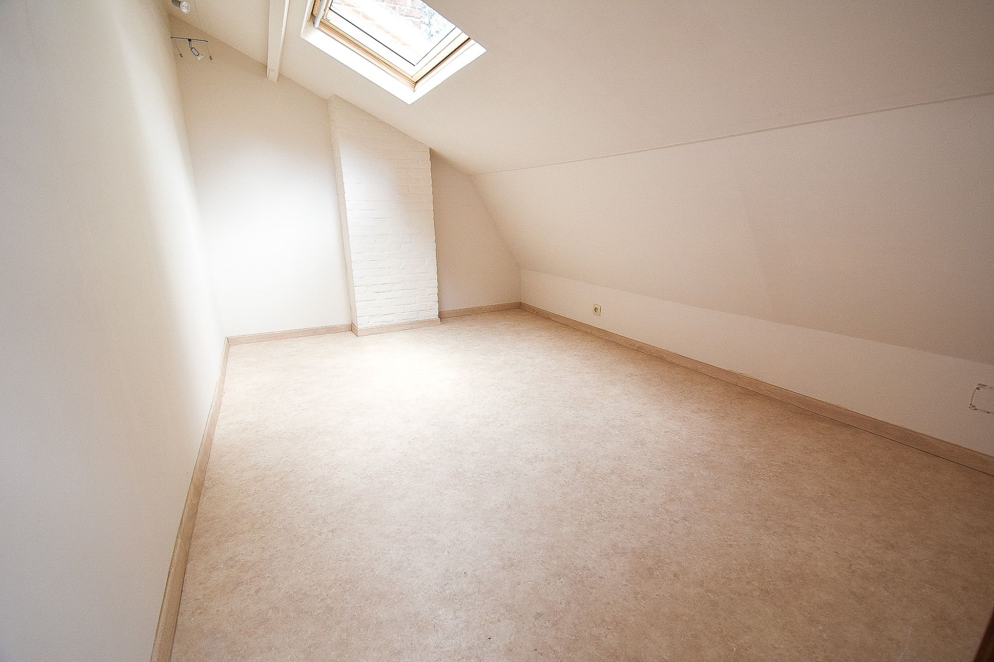 Te vernieuwen 3 slpk woning met tuin en garage in centrum Knesselare foto 9