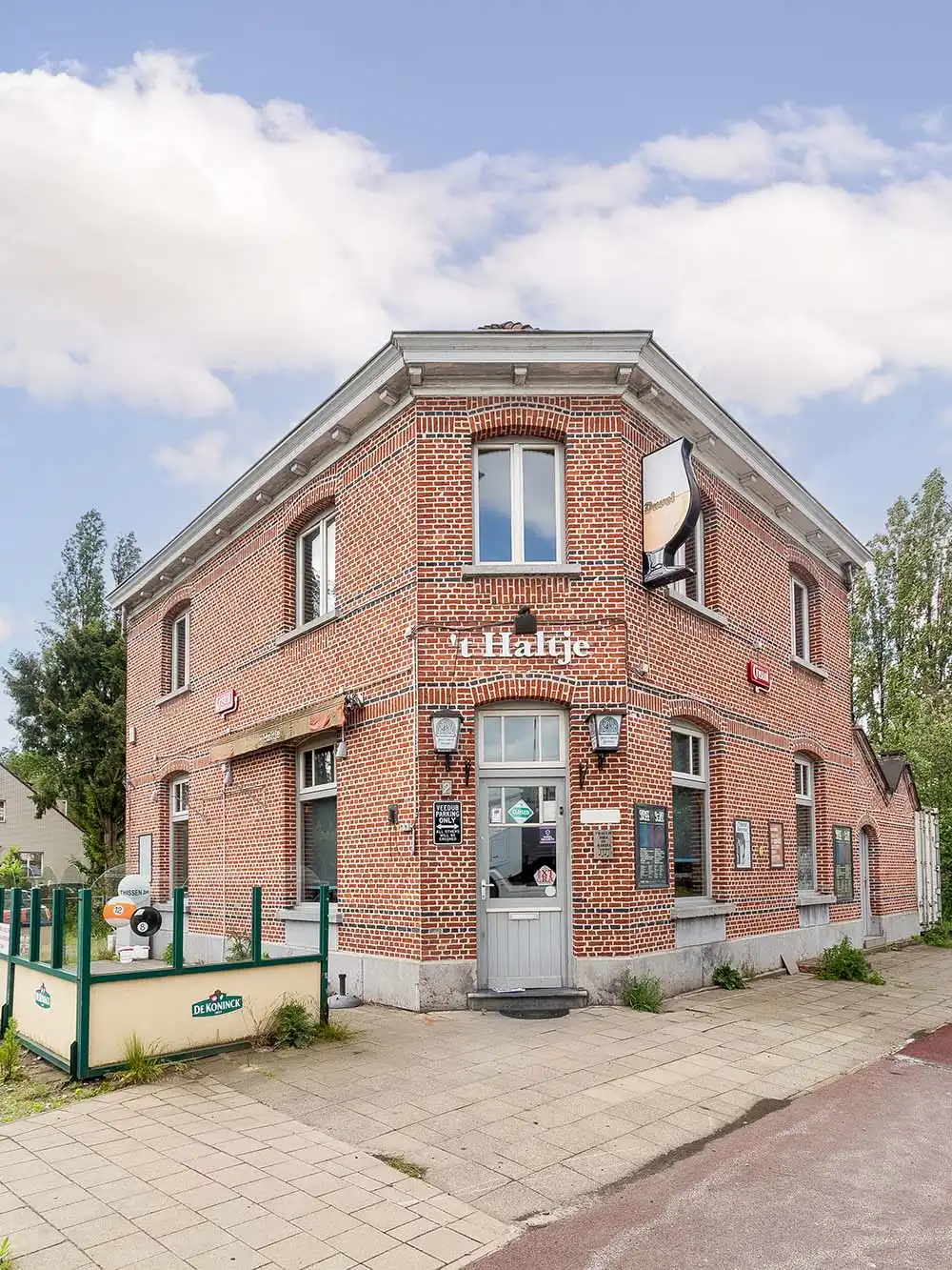 Café met woonst en sterke zichtbaarheid op hoekligging foto {{pictureIndex}}
