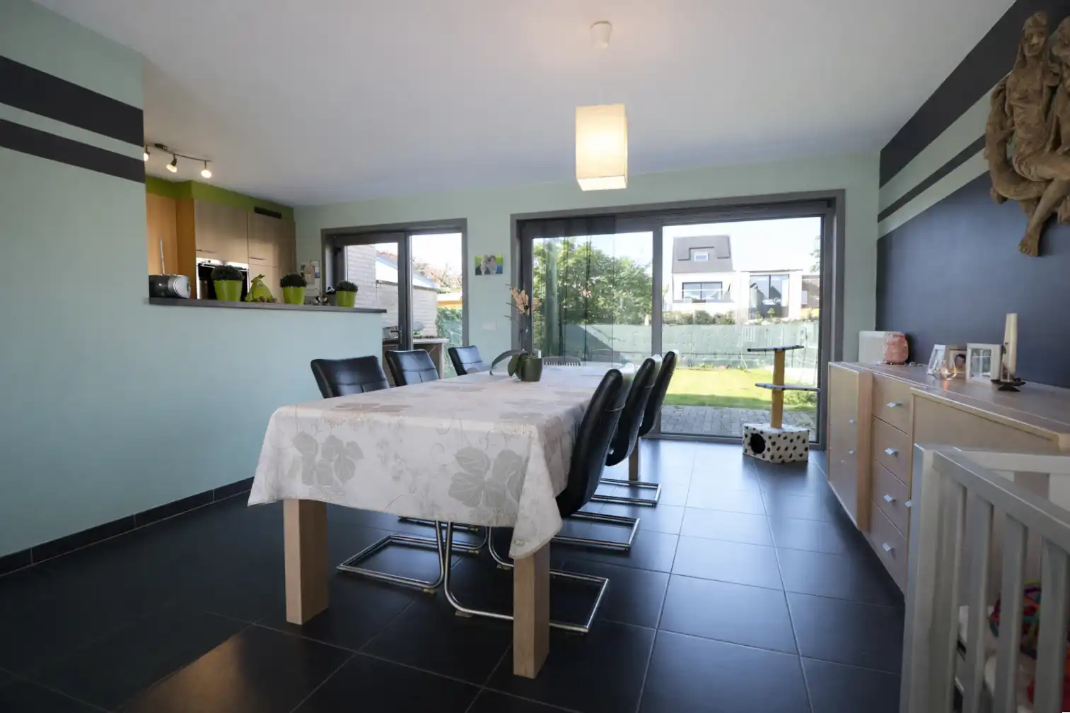 Recente woning met 3 grote slaapkamers, mooie tuin en mogelijkheid tot aankoop carport.  foto 2