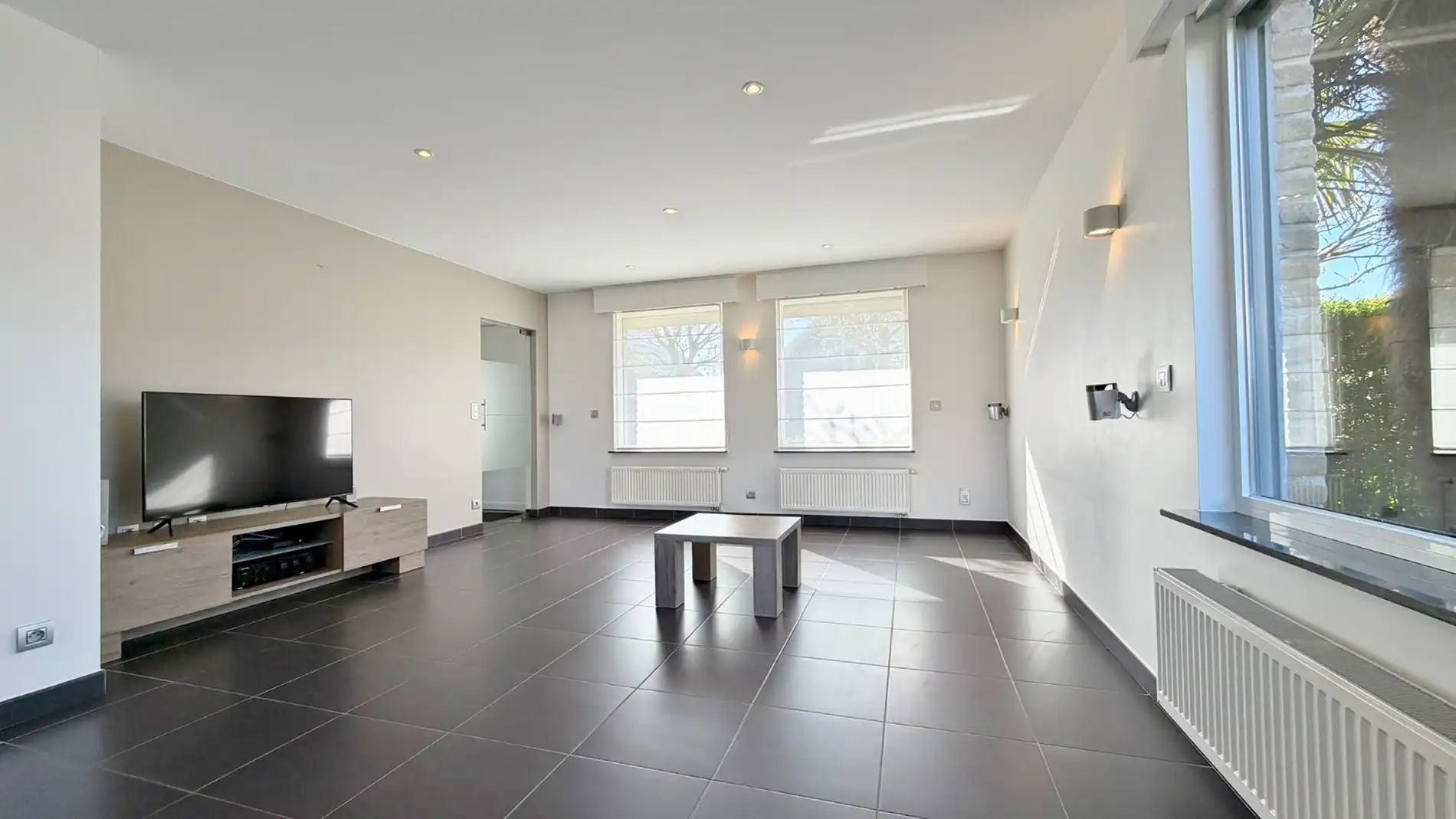 Ruime, zeer goed onderhouden villa met prachtige tuin in rustige doodlopende straat. foto 5