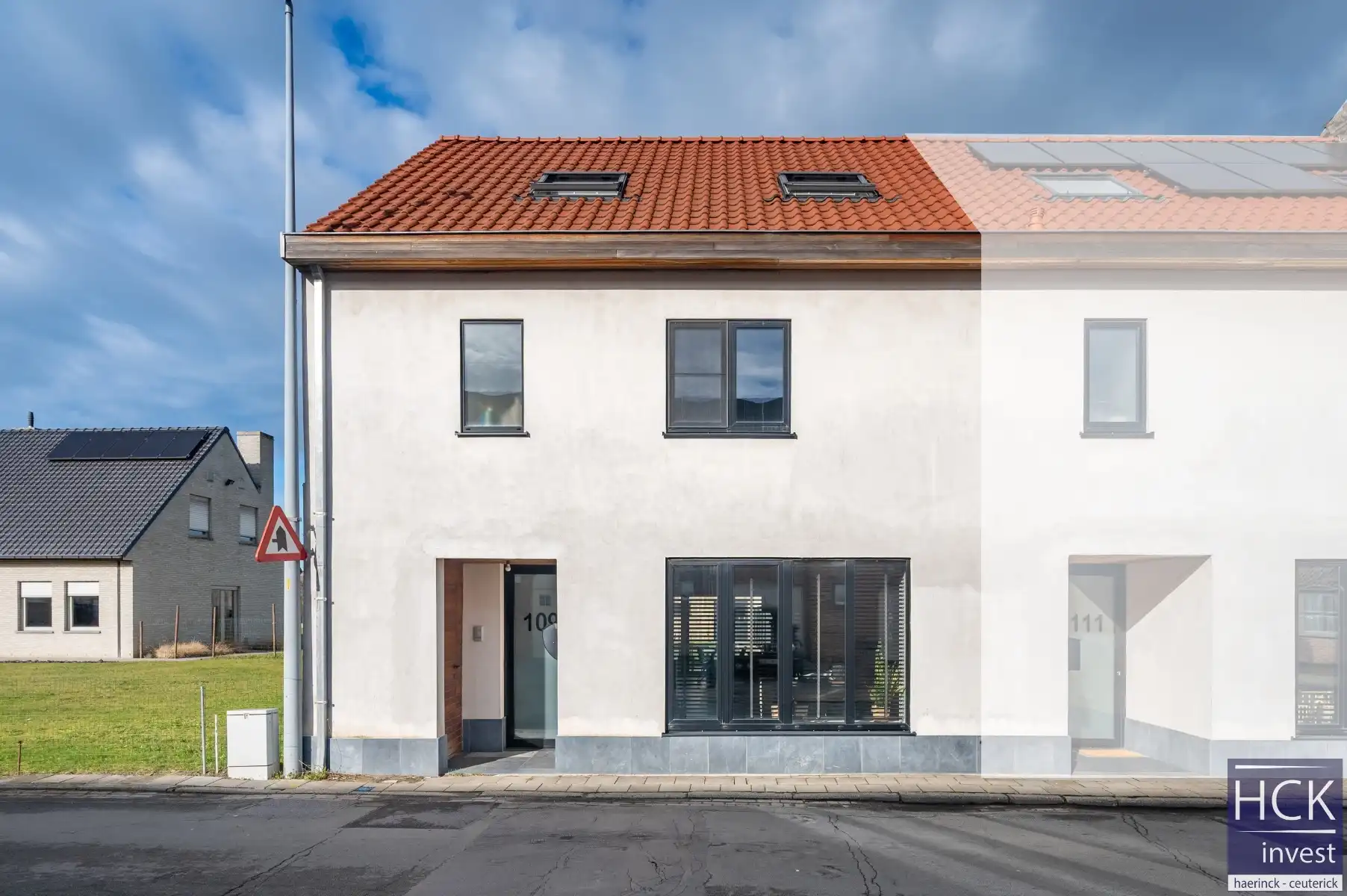 WAREGEM - Instapklare woning met 4 SLPK, mét uitweg én garage! foto {{pictureIndex}}