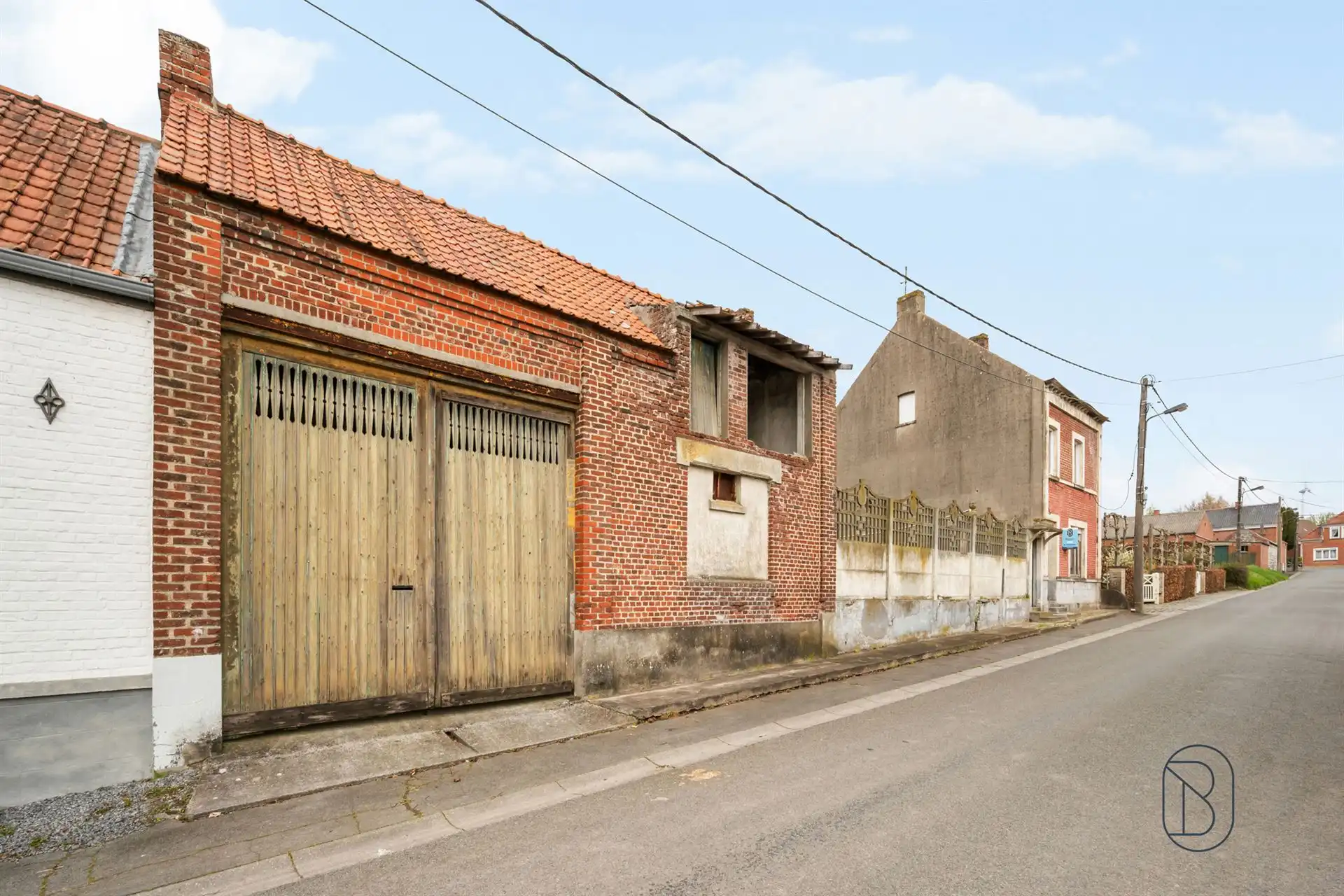 Totaal te renoveren woning met bijgebouwen op 1570m2 foto 4