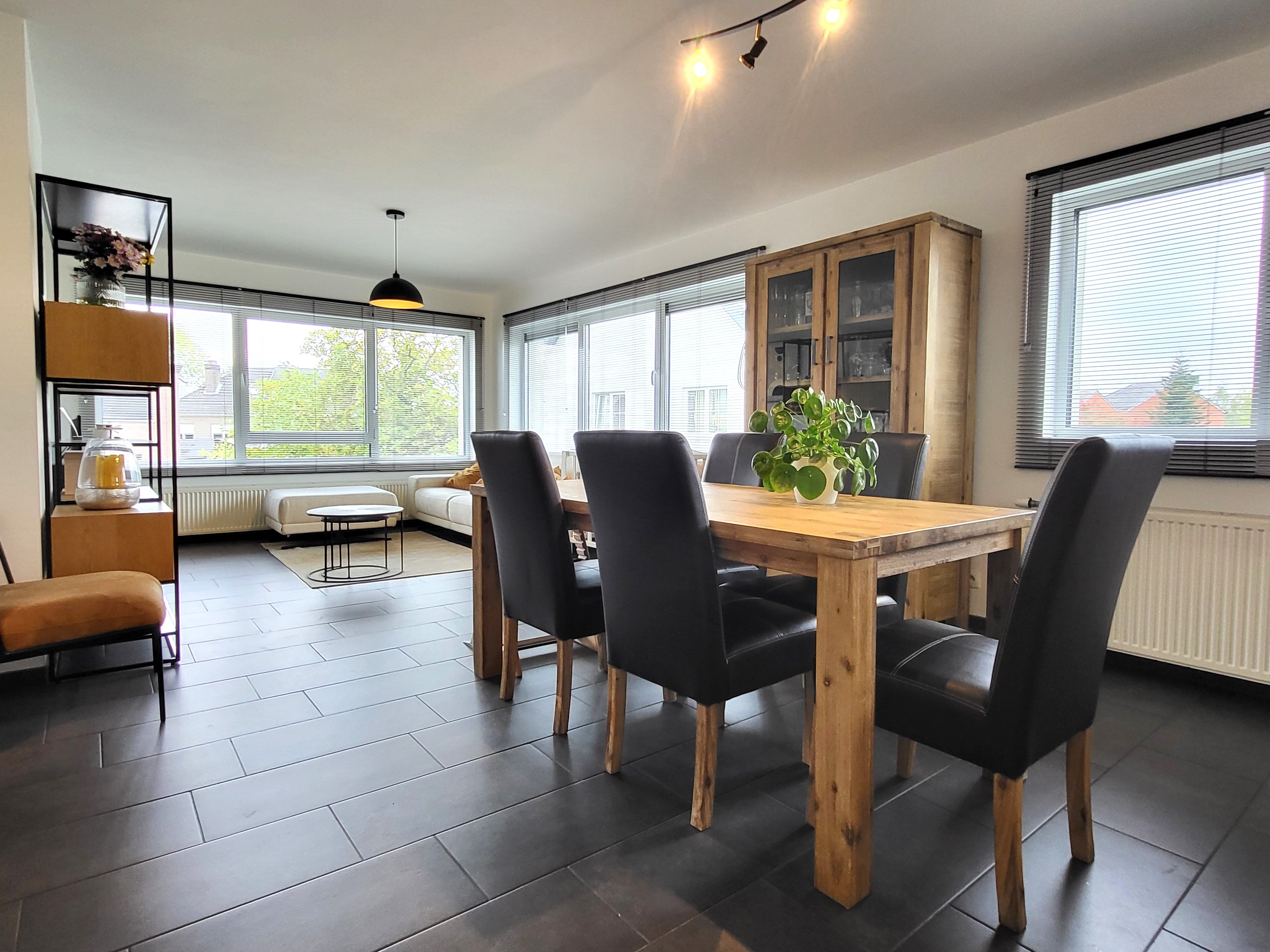 Prachtig gerenoveerde woning in 2015 op 428m² met zonnepanelen, zonnige tuin en 2 garages.  foto 11