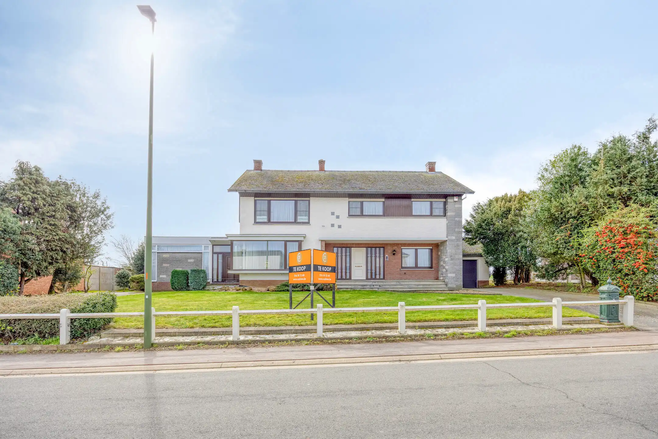 Ruime woonst met praktijkruimte op een perceel van 24 are foto 2