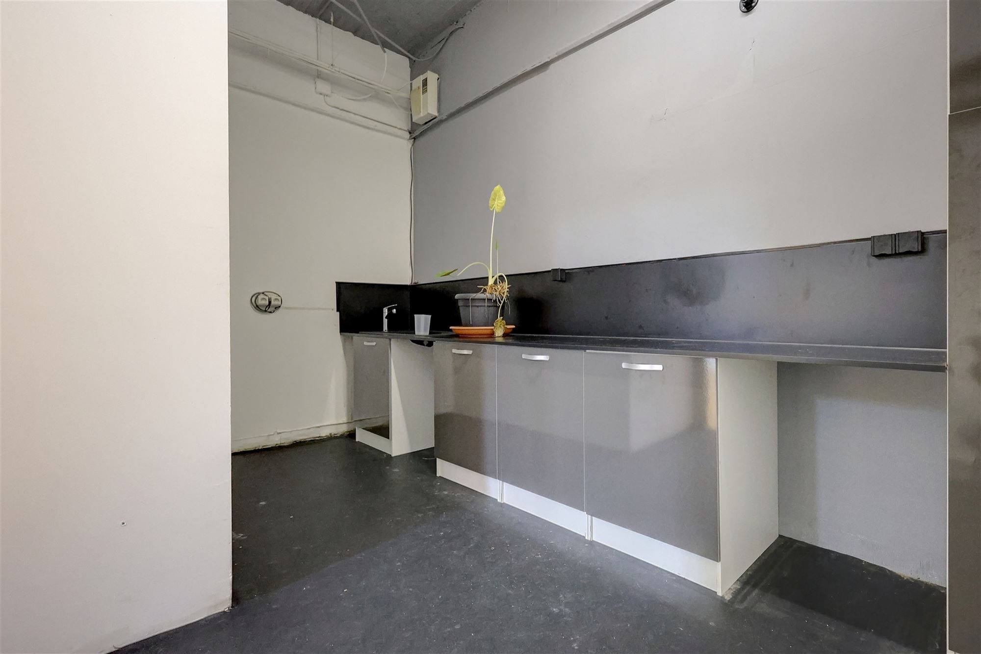 Ruim handelspand op een commerciële locatie op de Bist in Wilrijk foto 6